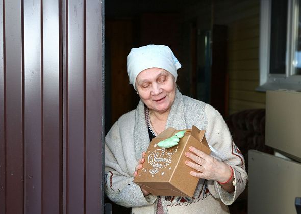 Волонтеры «Золота Северного Урала» поздравили пенсионеров предприятия с наступающими праздниками 