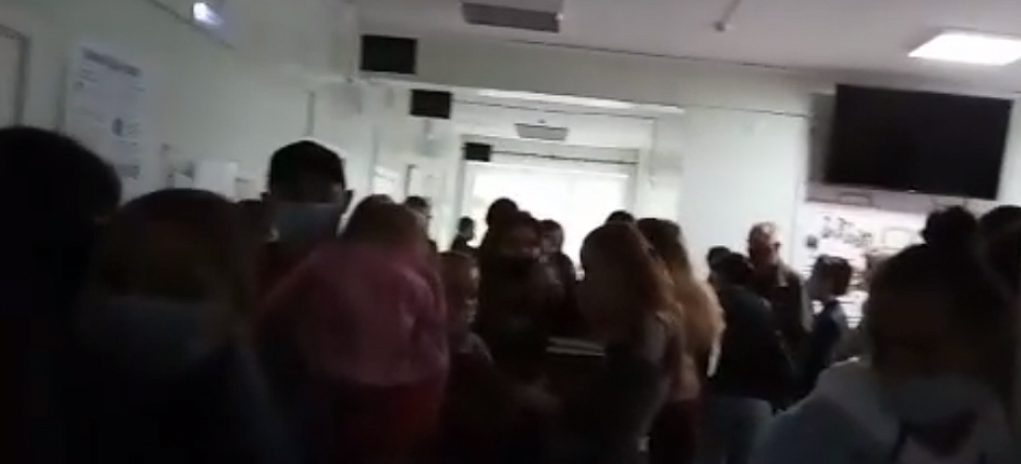 В детской поликлинике горожане засняли огромную очередь