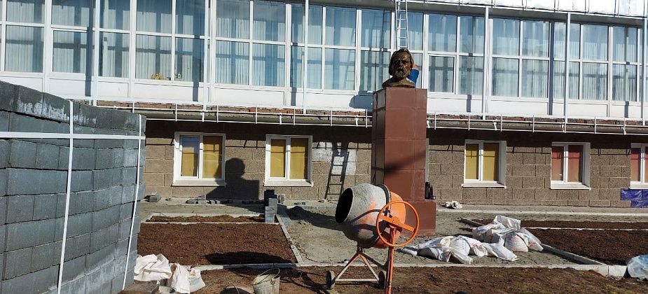 В Краснотурьинске возле выставочного зала установили бюст Карпинского
