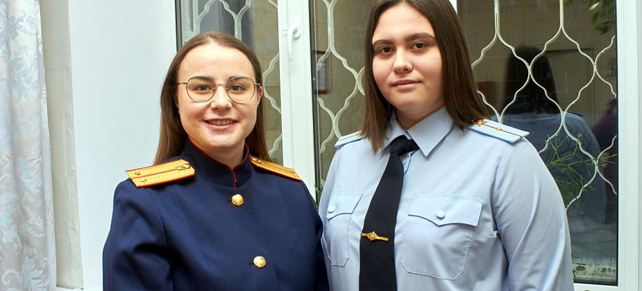 «Видим, на соседней улице горит дом». Следователь СКР и инспектор ПДН помогли семье спастись из огня