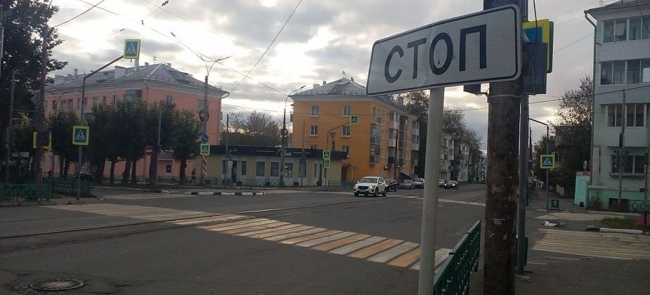 Большегруз сломал светофор за миллион рублей и «вырубил» свет во дворах 