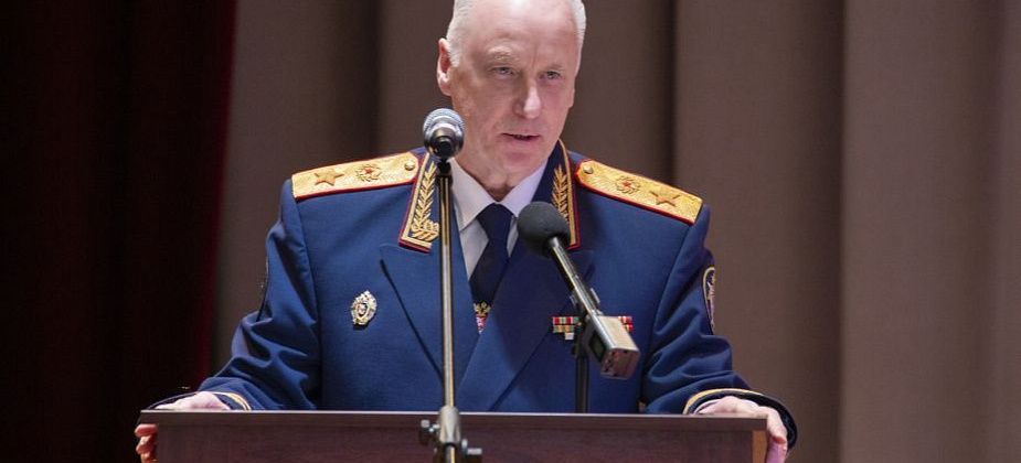 Видео, на котором мать пинает дочку, заинтересовало главу Следственного комитета