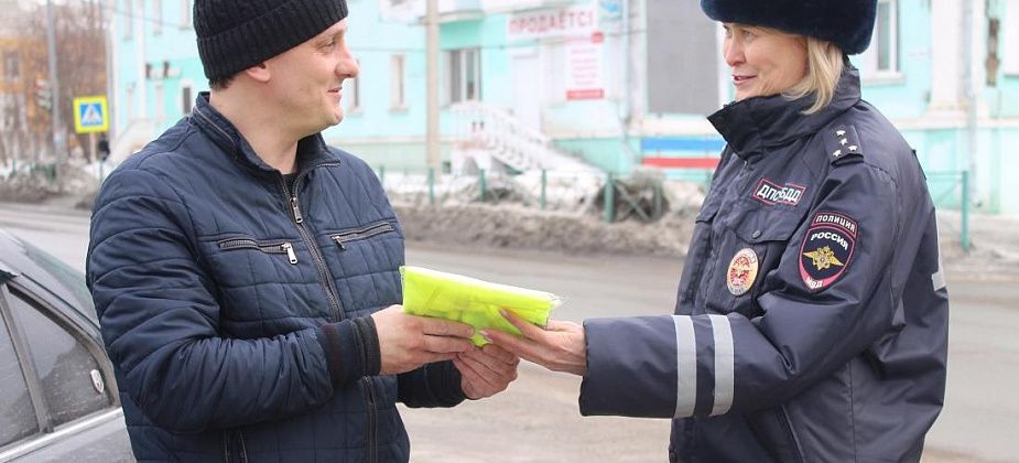Сотрудницы ГИБДД поздравили мужчин с 23 февраля