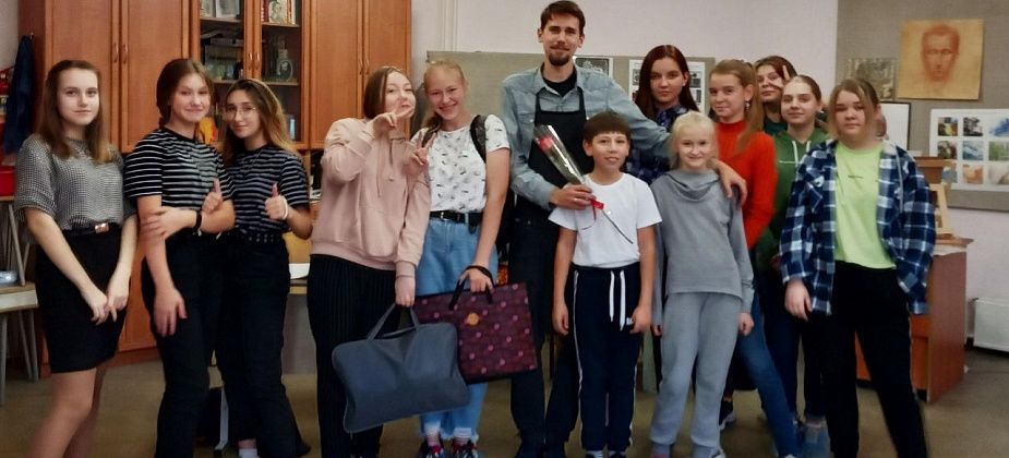 В библиотеке открылась выставка молодого преподавателя художественной школы и его учеников