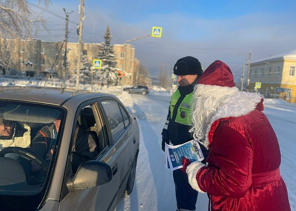 Почетный гражданин Краснотурьинска примерил костюм Деда Мороза для акции Госавтоинспекции