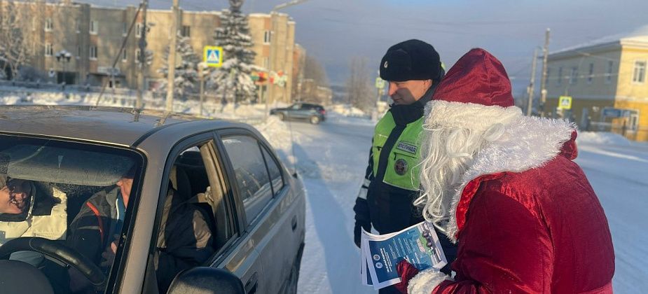 Почетный гражданин Краснотурьинска примерил костюм Деда Мороза для акции Госавтоинспекции