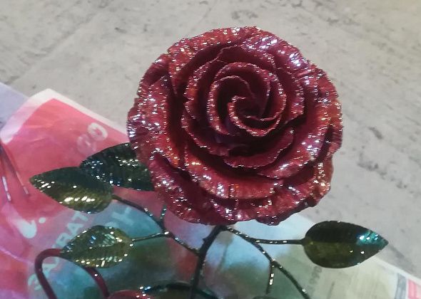 Краснотурьинец сделал для своей девушки цветок... из стали. И это красиво