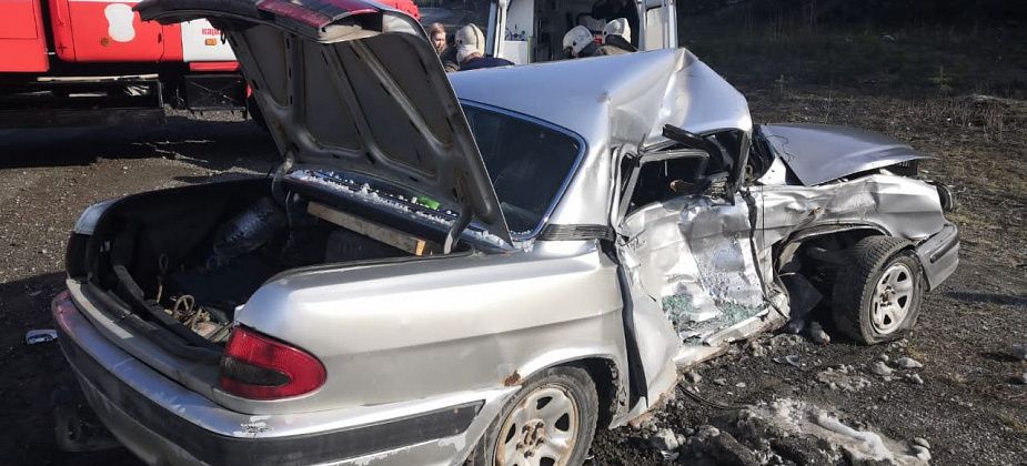 Машины - всмятку. Возле Краснотурьинска столкнулись «Волга» и «ГАЗель»