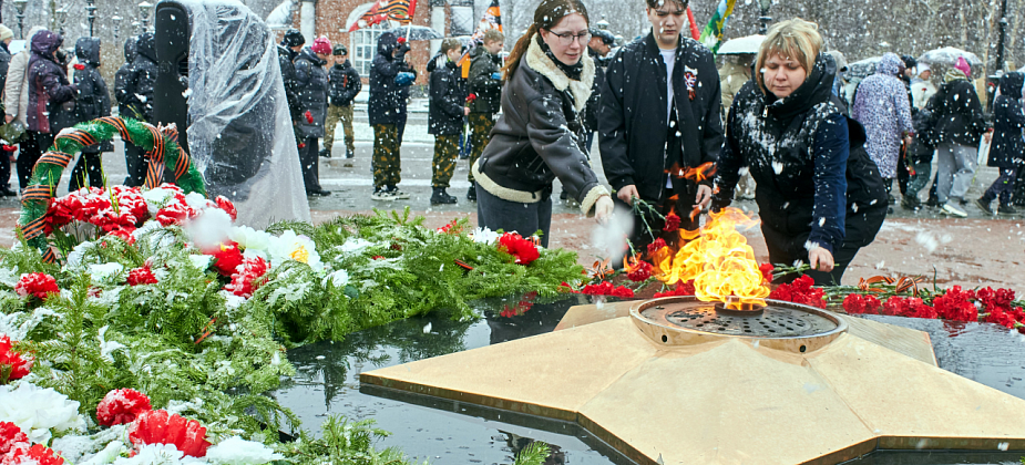 День Победы в Краснотурьинске отметили под снегом и дождем. Эстафету перенесли