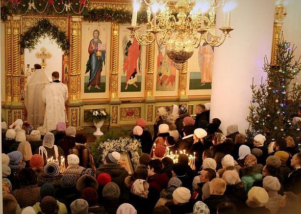 РПЦ посоветовала пожилым людям не посещать храмы на Рождество из-за COVID