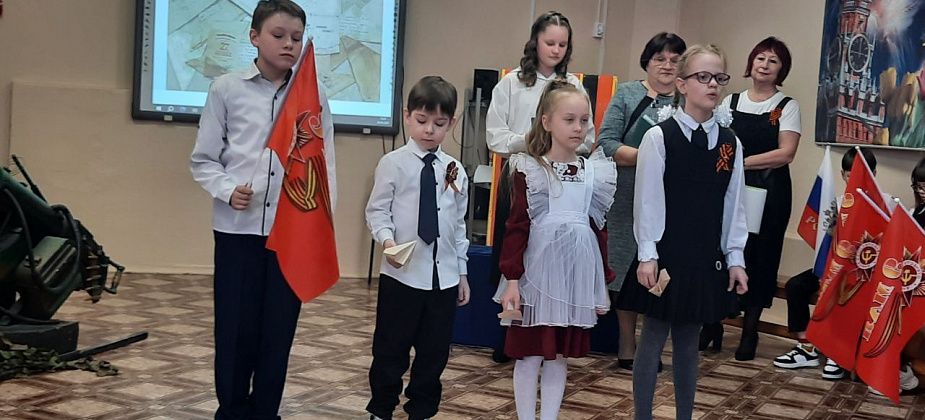 «Для ребят это было волнительно»: воспитанники КЦСОН поздравили ветеранов с Днем Победы