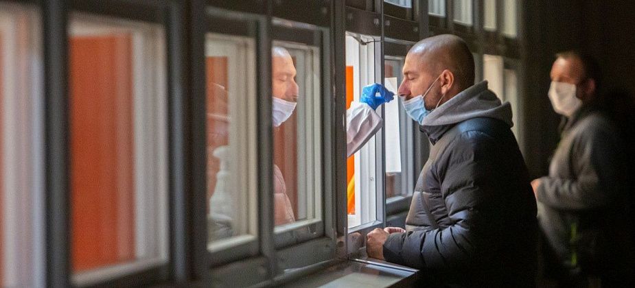 Роспотребнадзор отменил ПЦР-тесты для возвращающихся из-за границы привитых россиян
