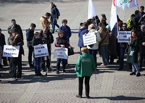 В Екатеринбурге на третий "антимусорный" митинг вышли... несколько десятков человек
