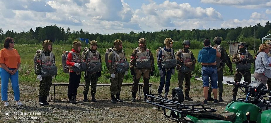 Воспитанники «Разведчика» прыгнули с парашютом