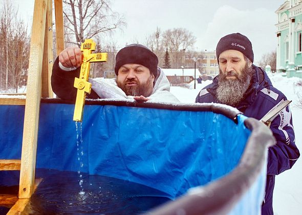225 краснотурьинцев окунулись в крещенскую купель 