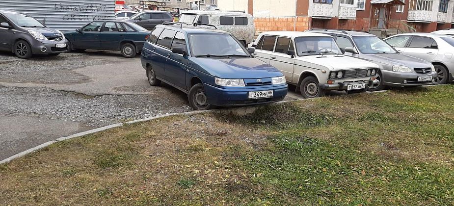 ГИБДД ищет водителя, который поцарапал ВАЗ и скрылся