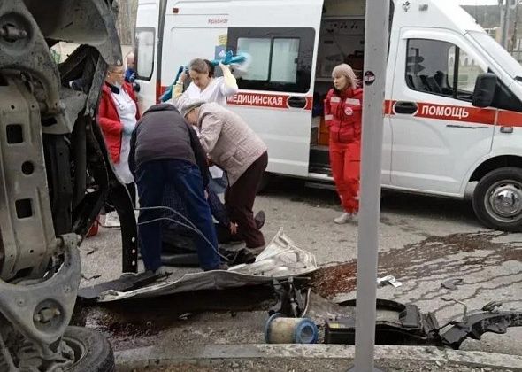 На перекрестке в Краснотурьинске столкнулись "Скорая" и легковушка