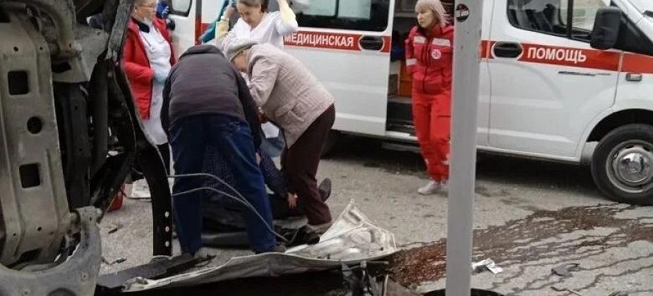 На перекрестке в Краснотурьинске столкнулись "Скорая" и легковушка