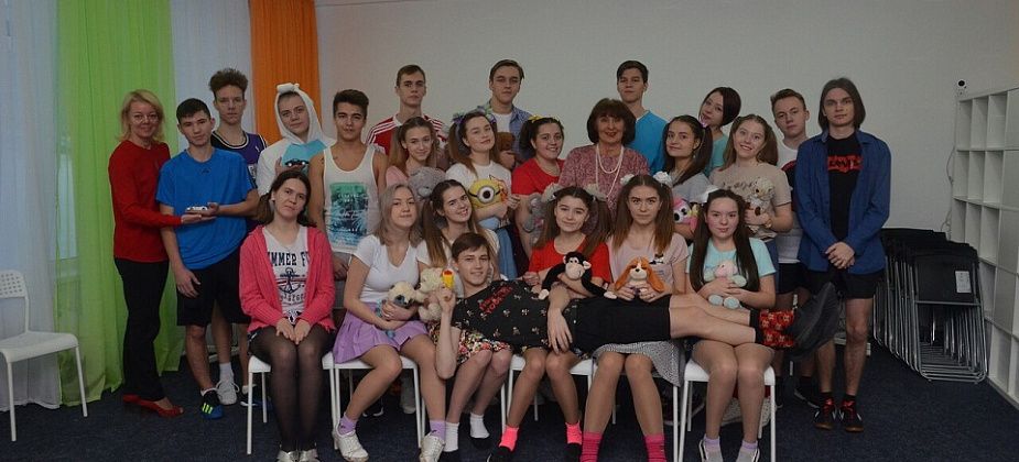 Выпускники школы №17 "впали в детство". Они стали первыми участниками проекта "Выпускной класс"