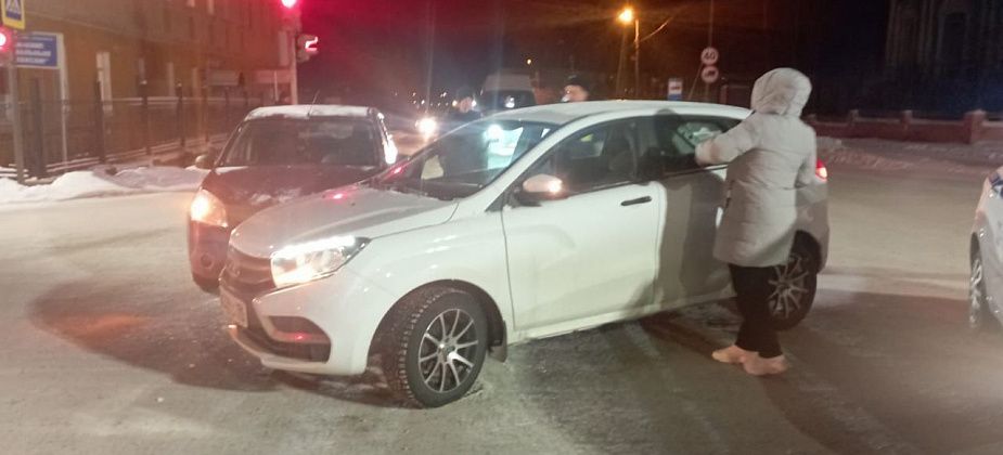 В аварию попали две машины, ГИБДД ищет очевидцев