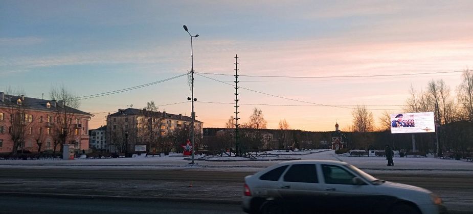 На площади начали устанавливать новогоднюю елку