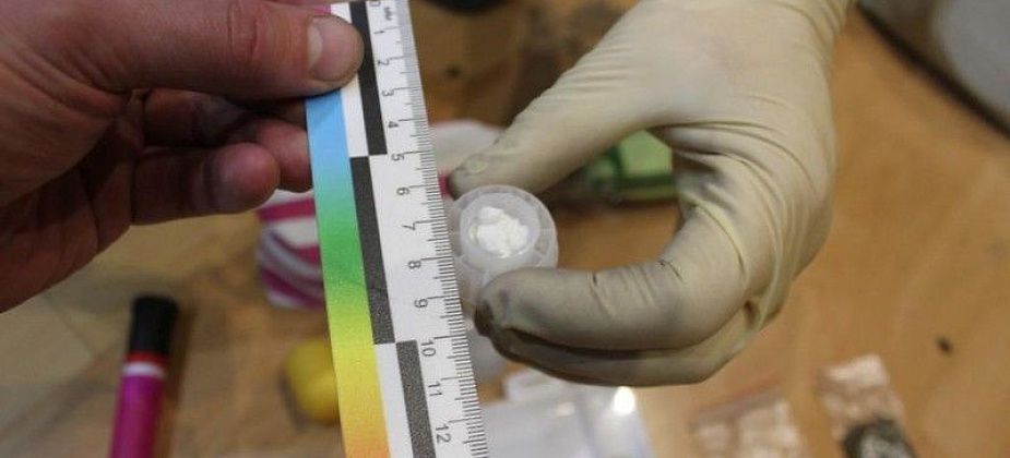 Сотрудника колонии поймали с наркотиками. Ему грозит срок