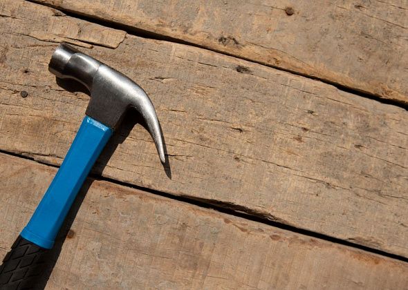 Горожанка кувалдой и молотком сломала забор соседки 