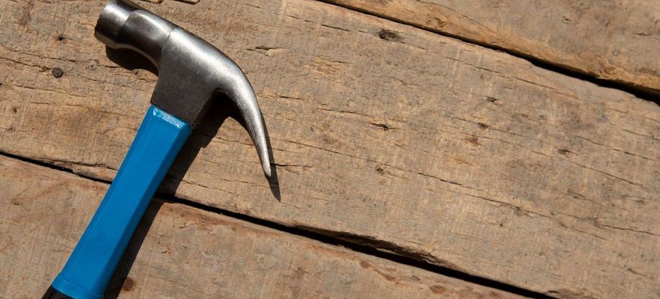 Горожанка кувалдой и молотком сломала забор соседки 