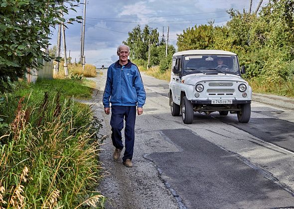 Уже 60 лет на опасном участке дороги тротуара нет. И не будет