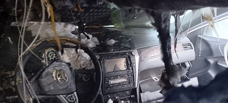 Названа вероятная причина возгорания в авто волчанца, которое случилось между Карпинском и Краснотурьинском