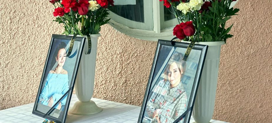 Горожане стали приносить цветы в театр кукол