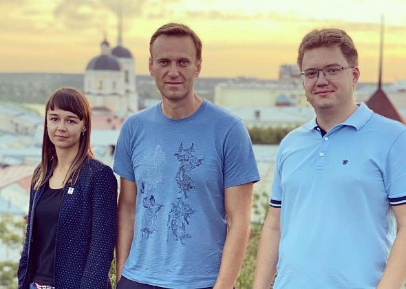 Навального экстренно госпитализировали в Омске с подозрением на отравление. Он без сознания