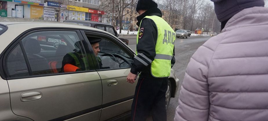 Сотрудники ГИБДД патрулируют улицы в поисках водителей-должников