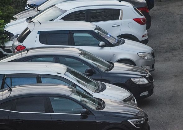 Пассажирка такси распахнула дверь и повредила чужую машину: суд Краснотурьинска решил, кто заплатит