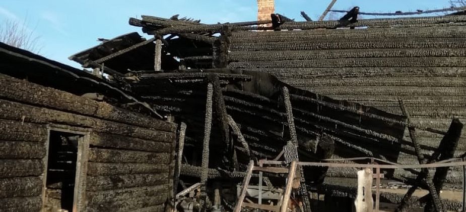 «Чтобы выбраться, разбили окно ноутбуком». На Суходойке сгорел дом, погорельцам нужна помощь