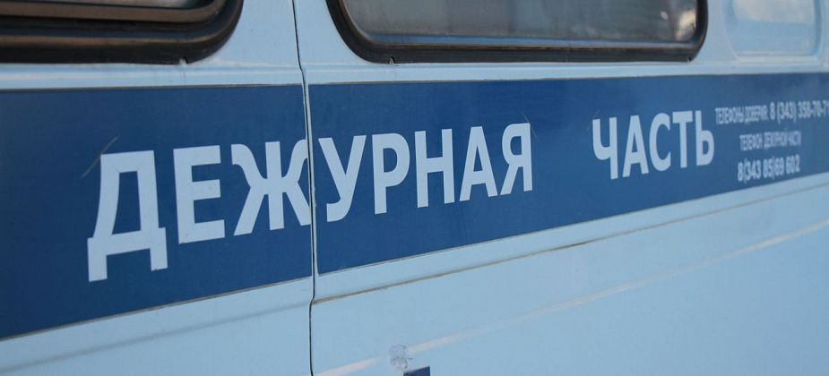 Уборщик украл и продал телефон, выпавший из куртки коллеги