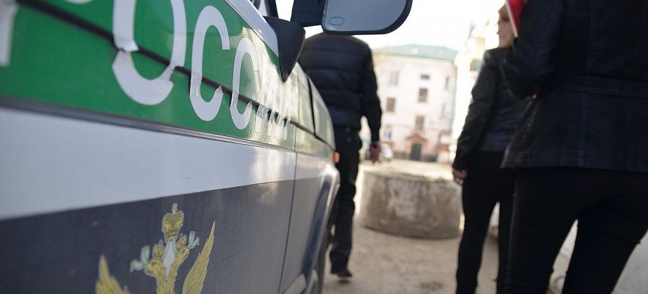 В Краснотурьинске арестовали и продали недвижимость алиментщика