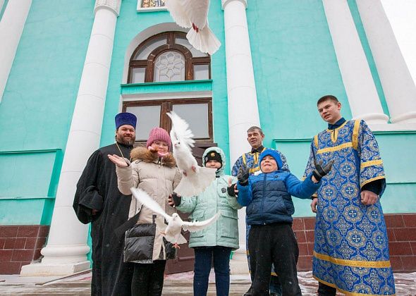 Православные выпустили голубей и раздали литургический хлеб