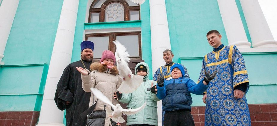Православные выпустили голубей и раздали литургический хлеб