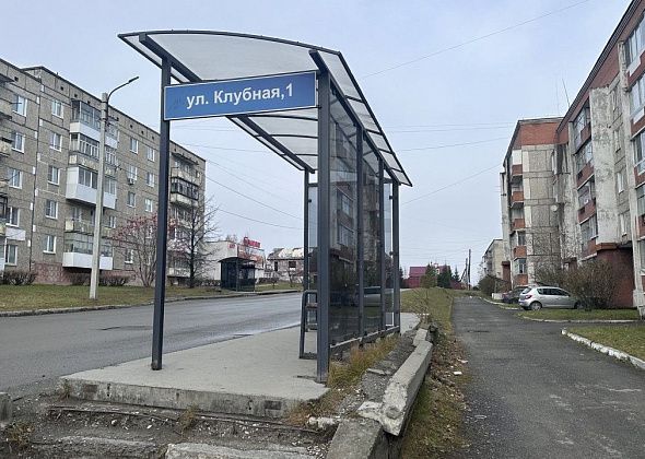 «Холодно стоять зимой»: жительница Краснотурьинска жалуется на отсутствие стекла на остановке