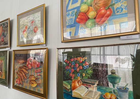 «Костер уходящего лета»: в выставочном зале открылась выставка пастельных картин 