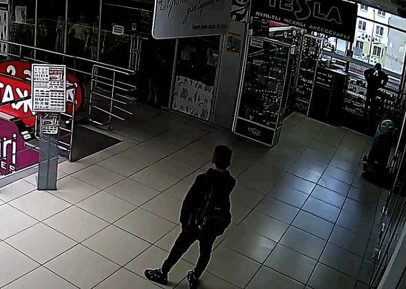 Воришки, обворовавшие отдел в ТЦ «Столичный», попали на видео