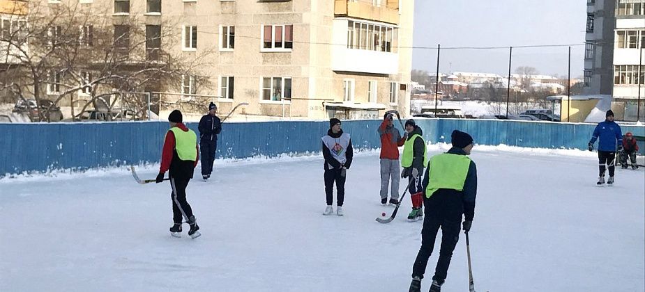 В подростковом клубе "Рябинушка" теперь можно брать в прокат и хоккейную экипировку