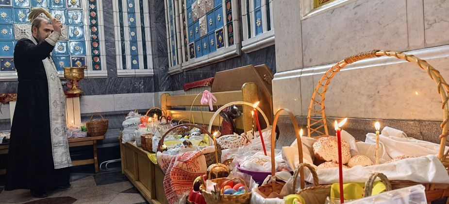 В соборе Краснотурьинска освящают пасхальную снедь