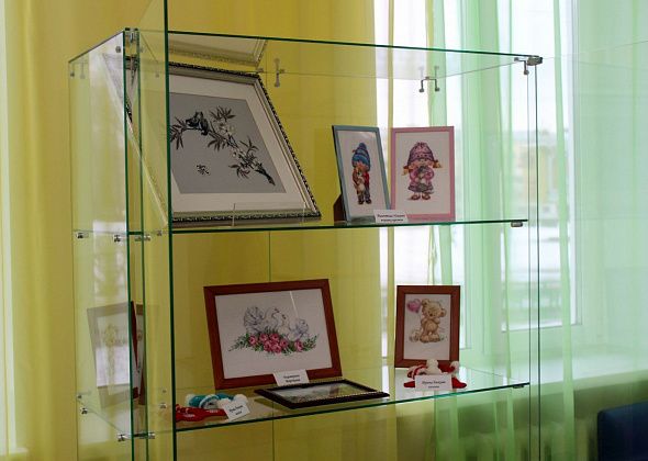 Роспись по металлу, вязание и алмазные мозаики: в городской библиотеке открылась юбилейная выставка