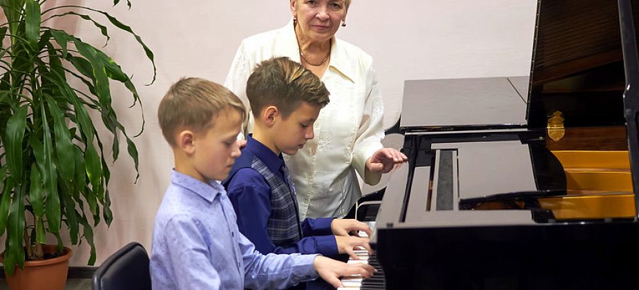 Верность музыке: педагог Лариса Зырянова отметила 50-летие трудовой деятельности в музыкальной школе № 1