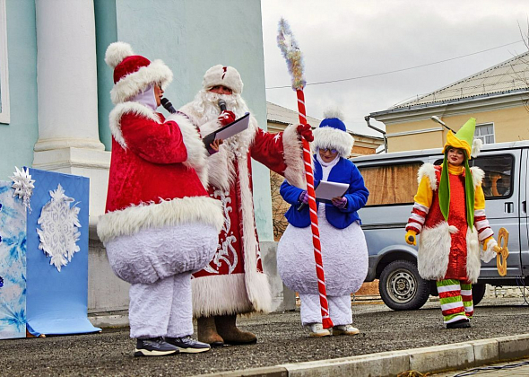 Оттепель не помешала краснотурьинцам поздравить Деда Мороза с днем рождения