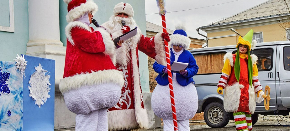 Оттепель не помешала краснотурьинцам поздравить Деда Мороза с днем рождения