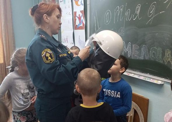 Ребята из школьных лагерей познакомились с профессиями пожарного дознавателя и инспектора