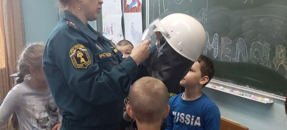 Ребята из школьных лагерей познакомились с профессиями пожарного дознавателя и инспектора